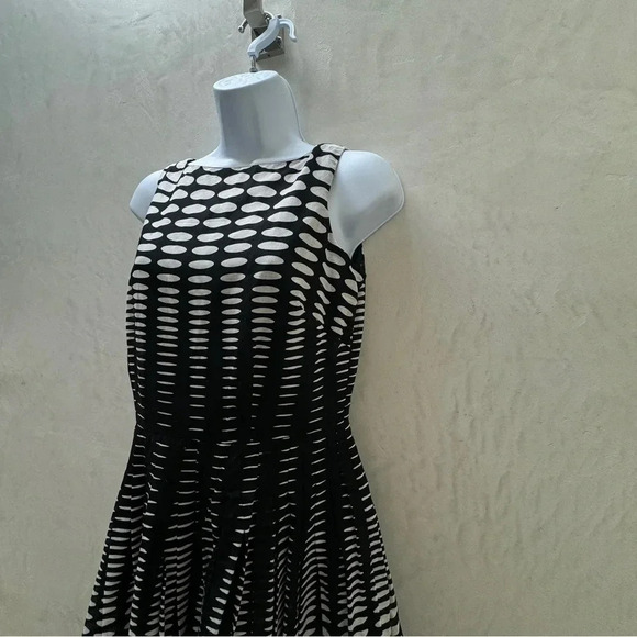 Talbots || Women's Geometric Elliptical Fit and Flare Dress Sz 2 - Picture 7 of 11